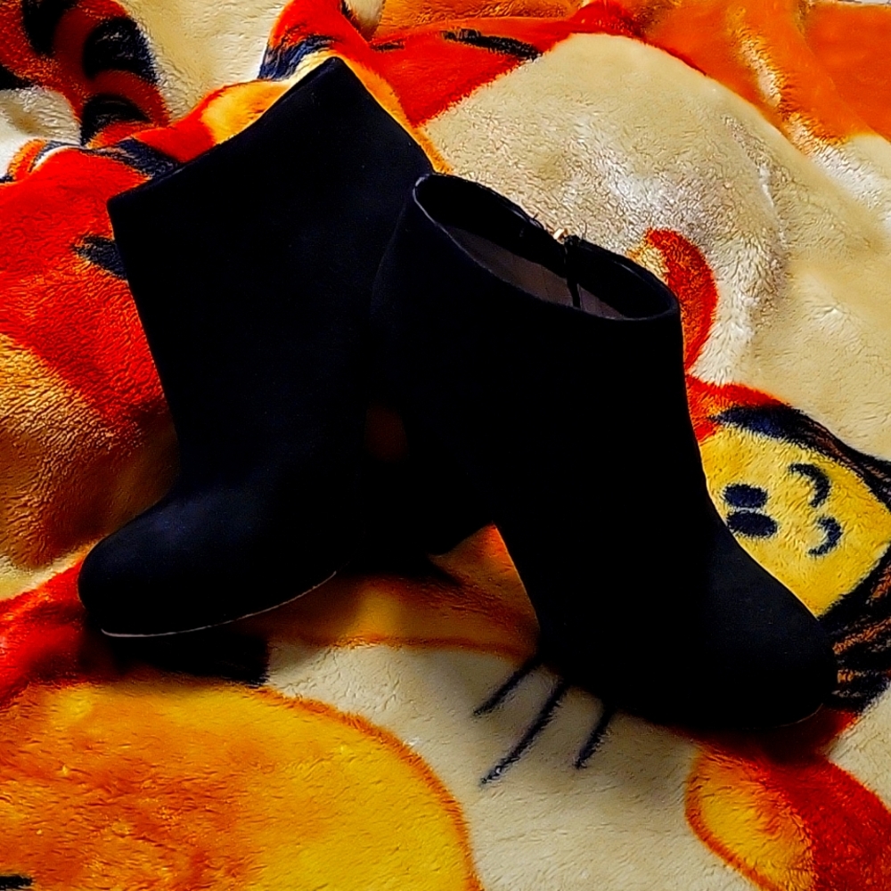 Sz 8.5 Black Suede Ankleboot Heels